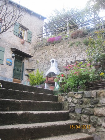 Tende är en genuin bergsby. Många har semesterlägenheter här, därför lever byn upp lite extra under sommarmånaderna. Byn har ca 2500 bofasta