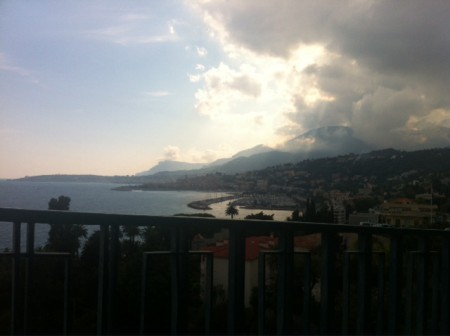 Menton och kusten ligger 4.5 mil söderut  (45 min med bil)